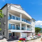 Apartment Gorgeous In With House Sea View