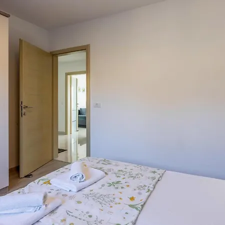 Apartment Gorgeous In With House Sea View Povile